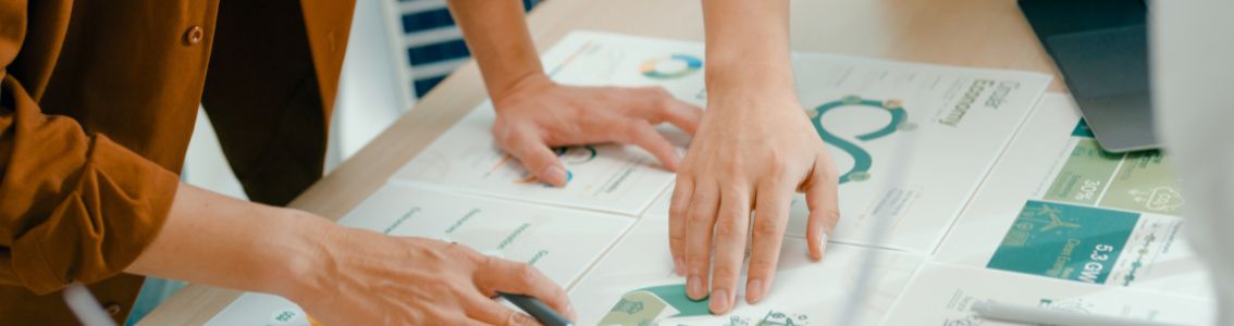 Közelkép a tanúsítási dokumentumokat vizsgáló csapattagokról