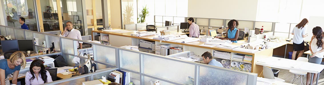 nyitott irodában ülő emberek